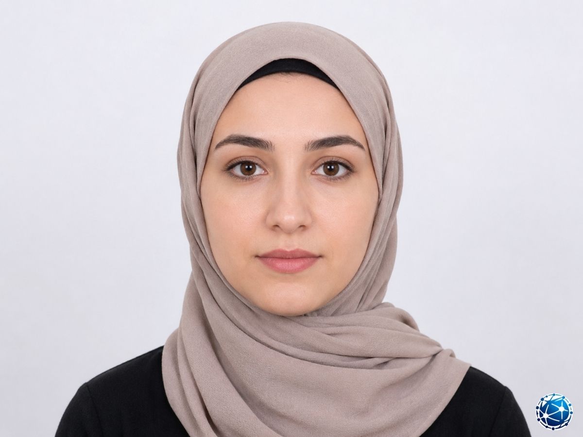Açık renkli fonda yüzü tamamen görünen başörtülü kadının biyometrik vize fotoğrafı